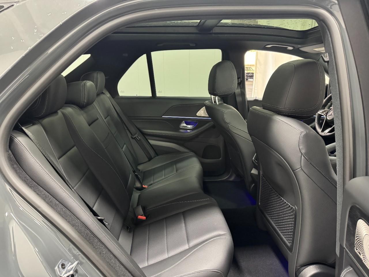 Mercedes-Benz GLE Vehicle Full-screen Gallery Image 10