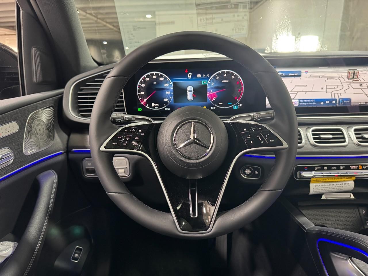 Mercedes-Benz GLE Vehicle Full-screen Gallery Image 13