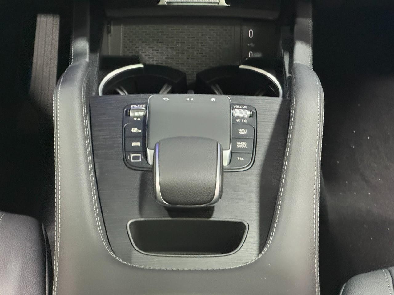 Mercedes-Benz GLE Vehicle Full-screen Gallery Image 16