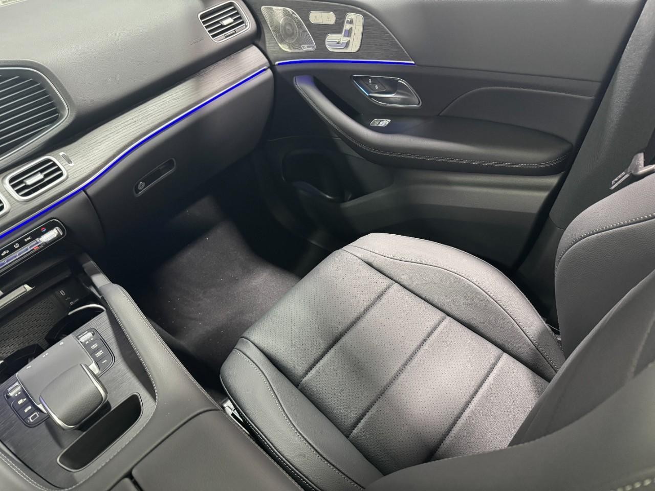 Mercedes-Benz GLE Vehicle Full-screen Gallery Image 17