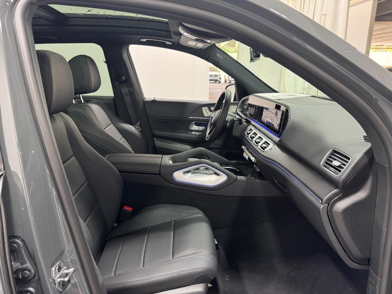 Mercedes-Benz GLE Vehicle Full-screen Gallery Image 18