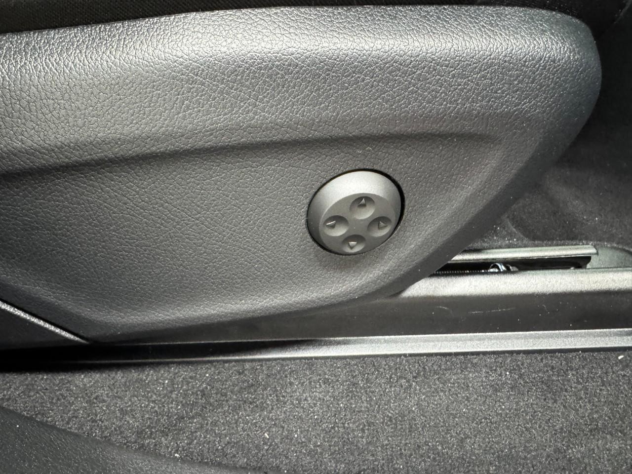 Mercedes-Benz GLE Vehicle Full-screen Gallery Image 20