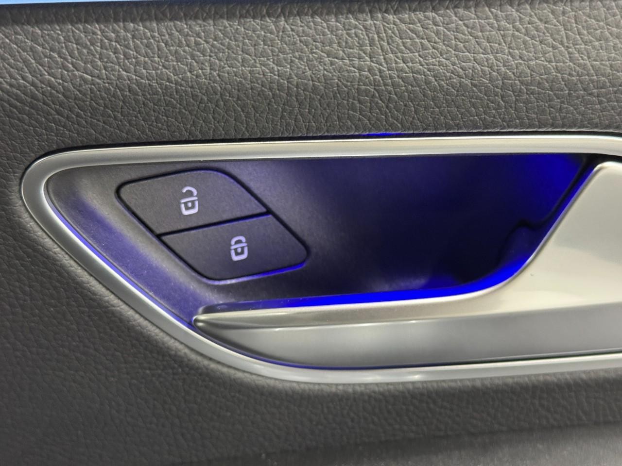 Mercedes-Benz GLE Vehicle Full-screen Gallery Image 22