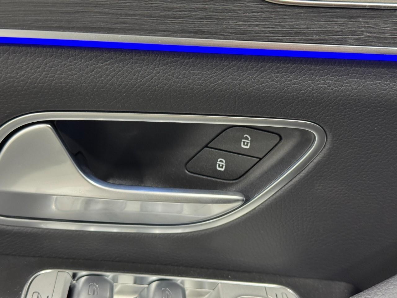 Mercedes-Benz GLE Vehicle Full-screen Gallery Image 26