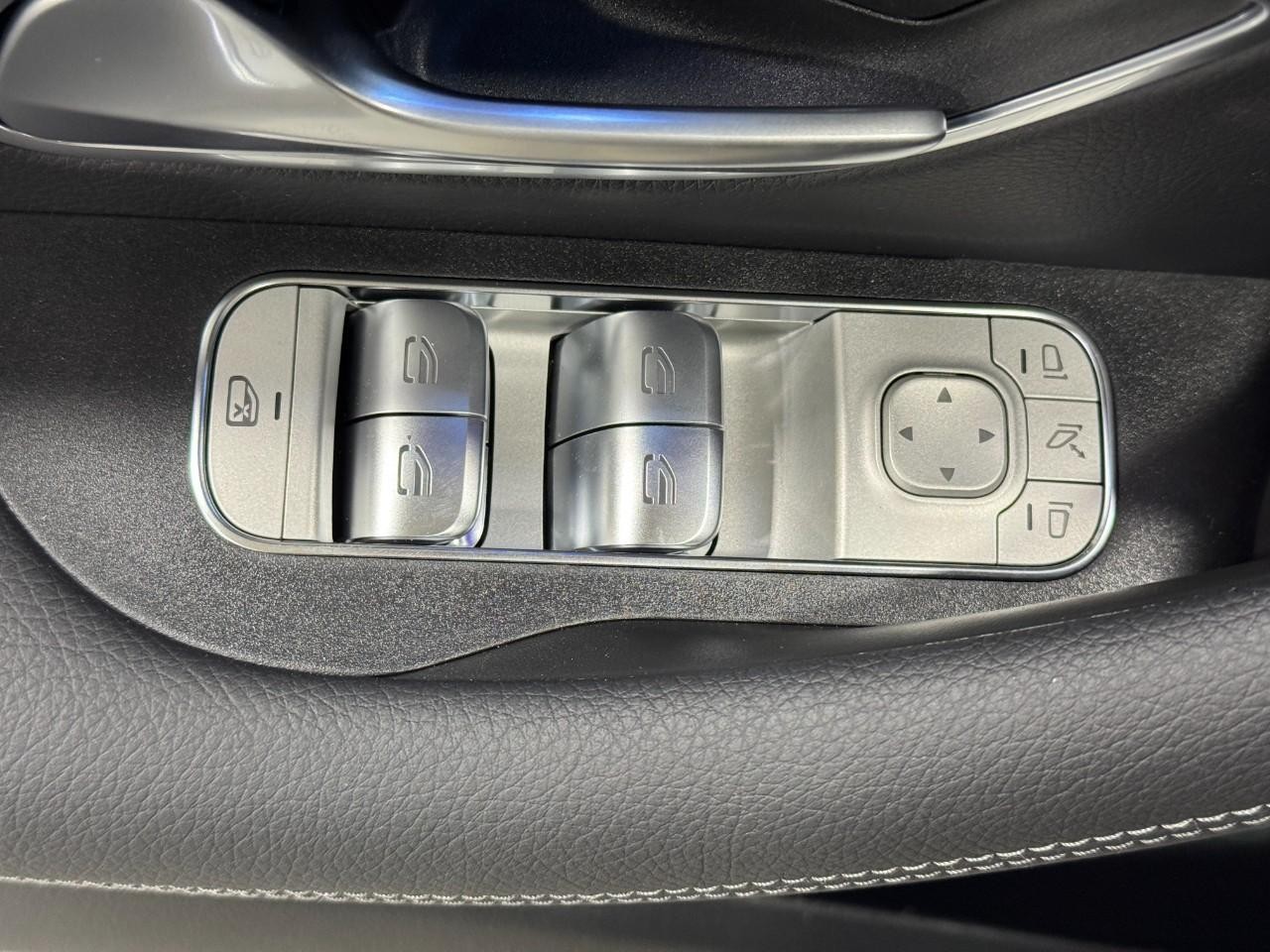 Mercedes-Benz GLE Vehicle Full-screen Gallery Image 27