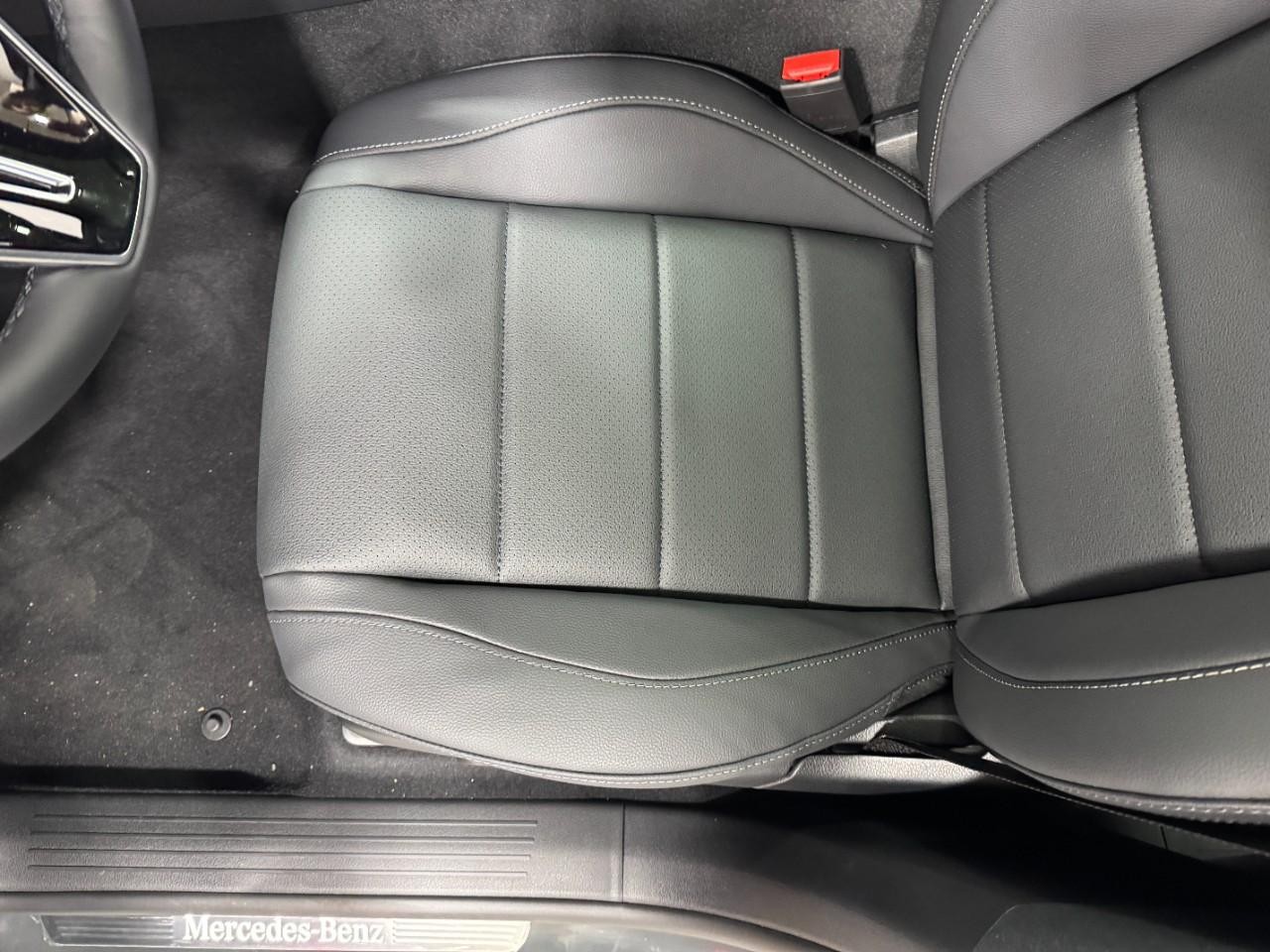 Mercedes-Benz GLE Vehicle Full-screen Gallery Image 30