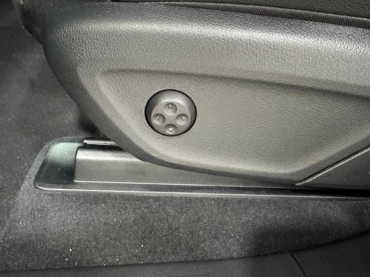 Mercedes-Benz GLE Vehicle Full-screen Gallery Image 31