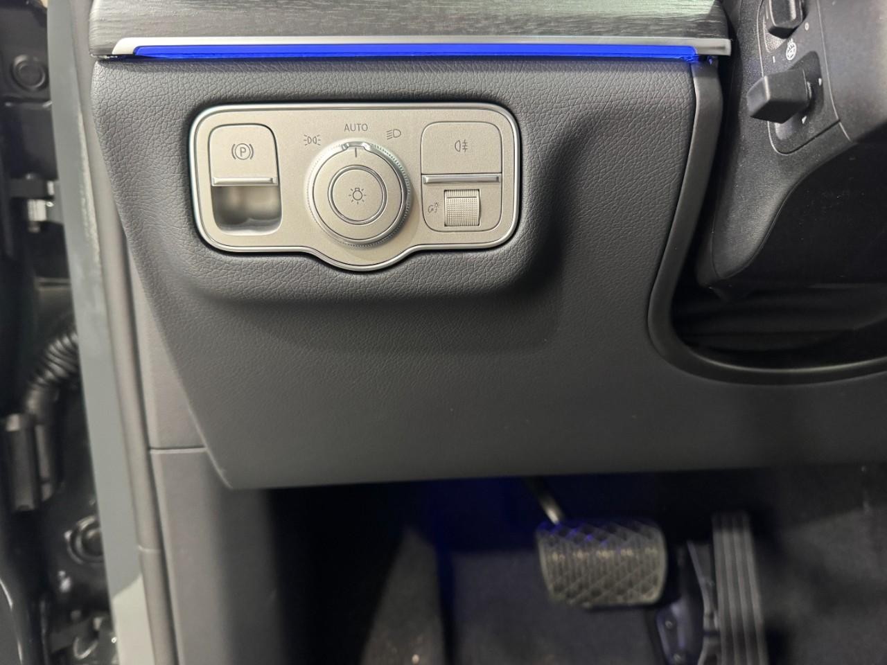 Mercedes-Benz GLE Vehicle Full-screen Gallery Image 32