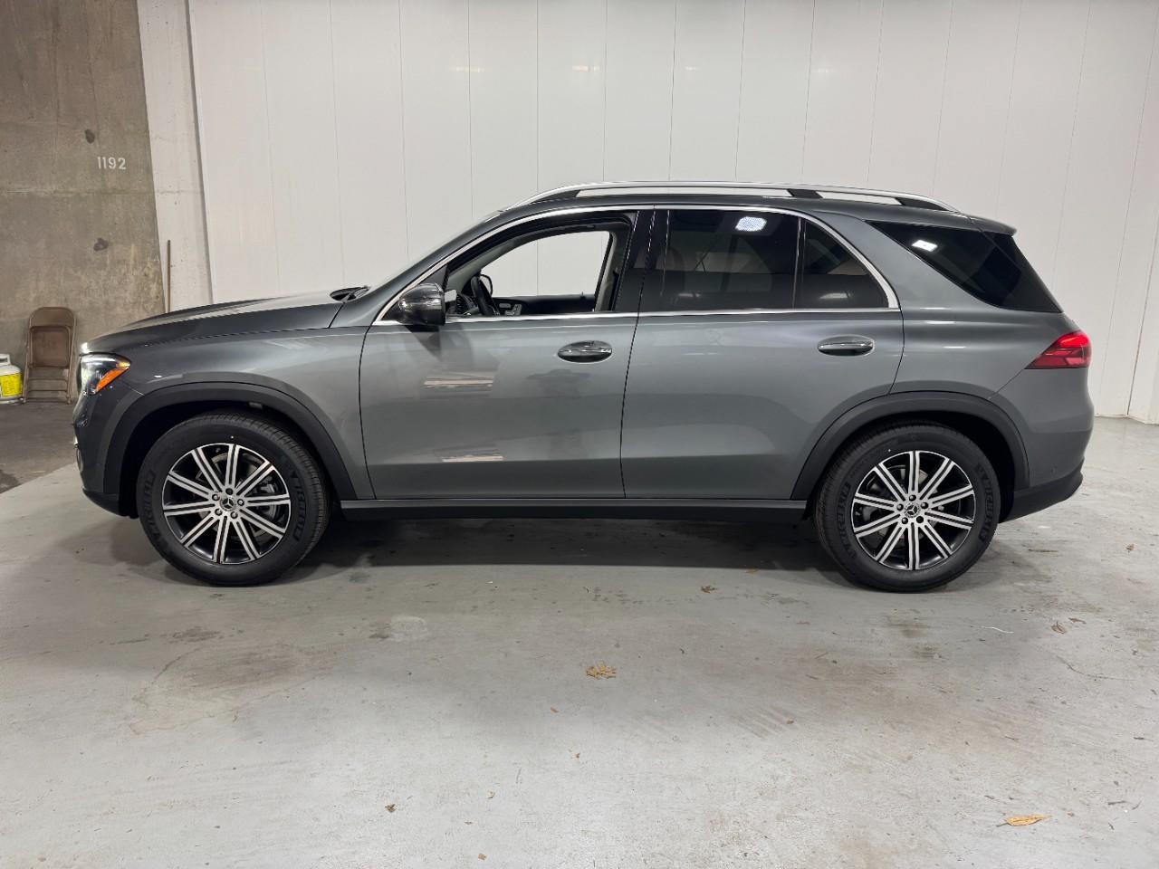 Mercedes-Benz GLE Vehicle Full-screen Gallery Image 2