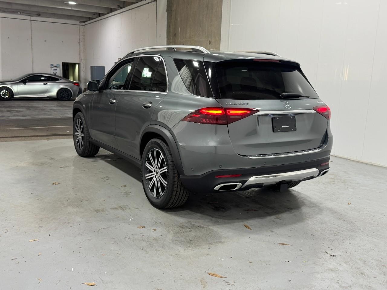 Mercedes-Benz GLE Vehicle Full-screen Gallery Image 3