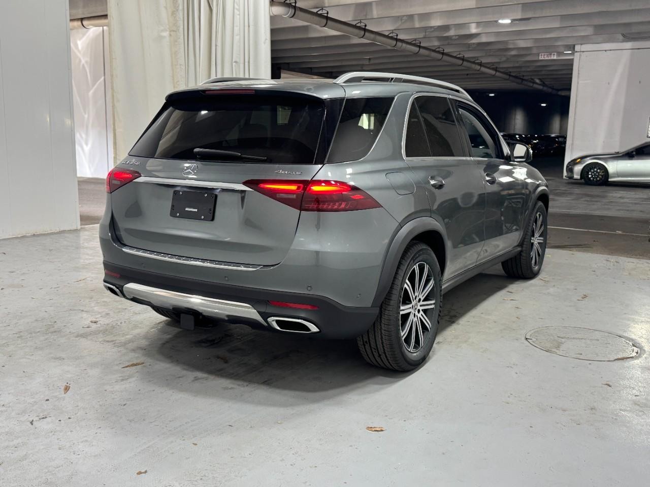 Mercedes-Benz GLE Vehicle Full-screen Gallery Image 4