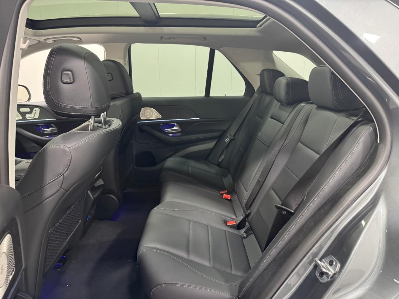 Mercedes-Benz GLE Vehicle Full-screen Gallery Image 8