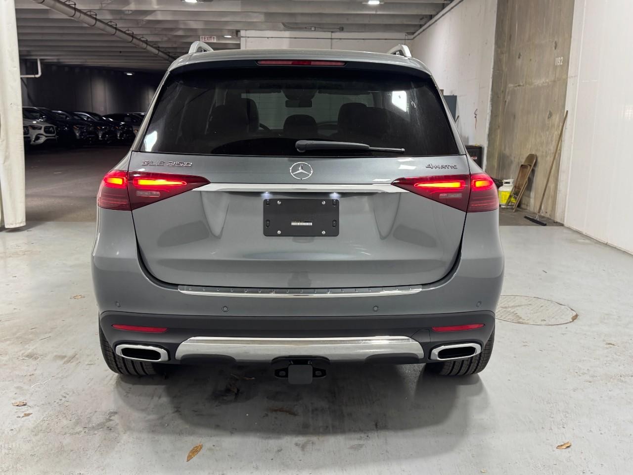 Mercedes-Benz GLE Vehicle Full-screen Gallery Image 9