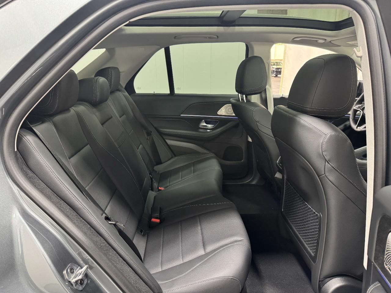 Mercedes-Benz GLE Vehicle Full-screen Gallery Image 10