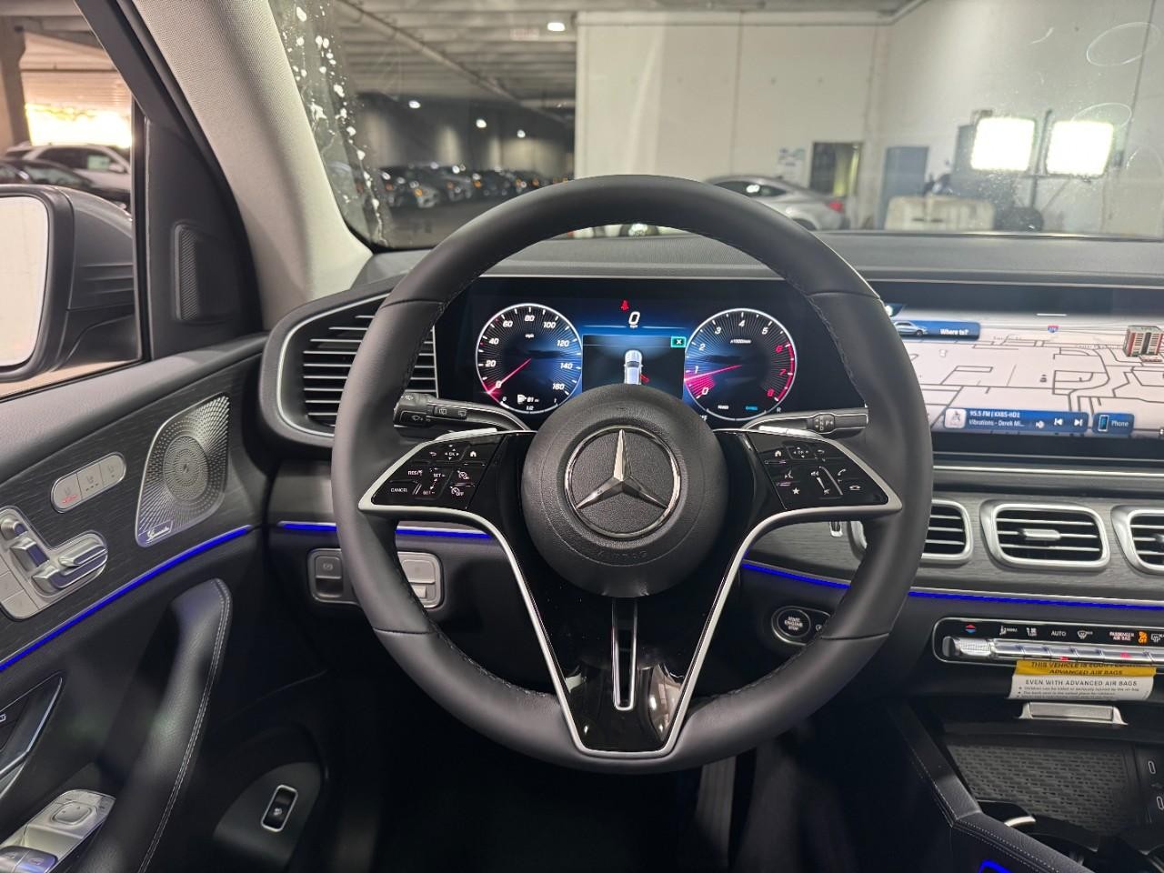 Mercedes-Benz GLE Vehicle Full-screen Gallery Image 13