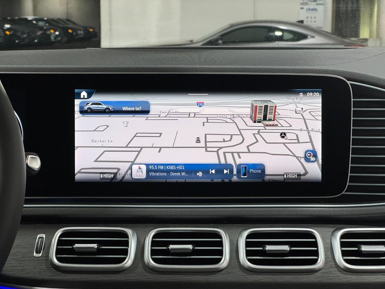 Mercedes-Benz GLE Vehicle Full-screen Gallery Image 14