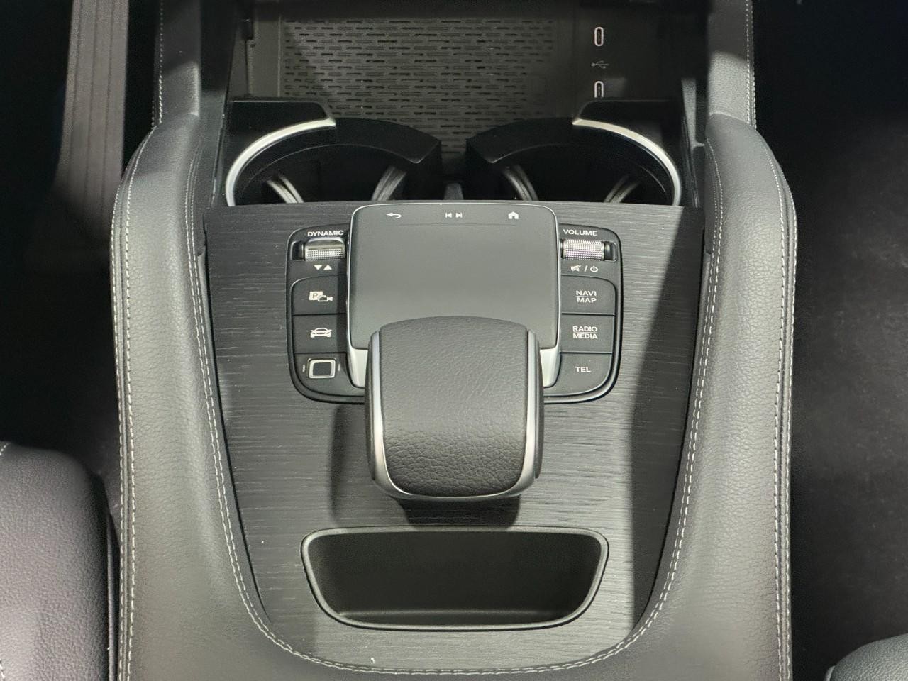 Mercedes-Benz GLE Vehicle Full-screen Gallery Image 16