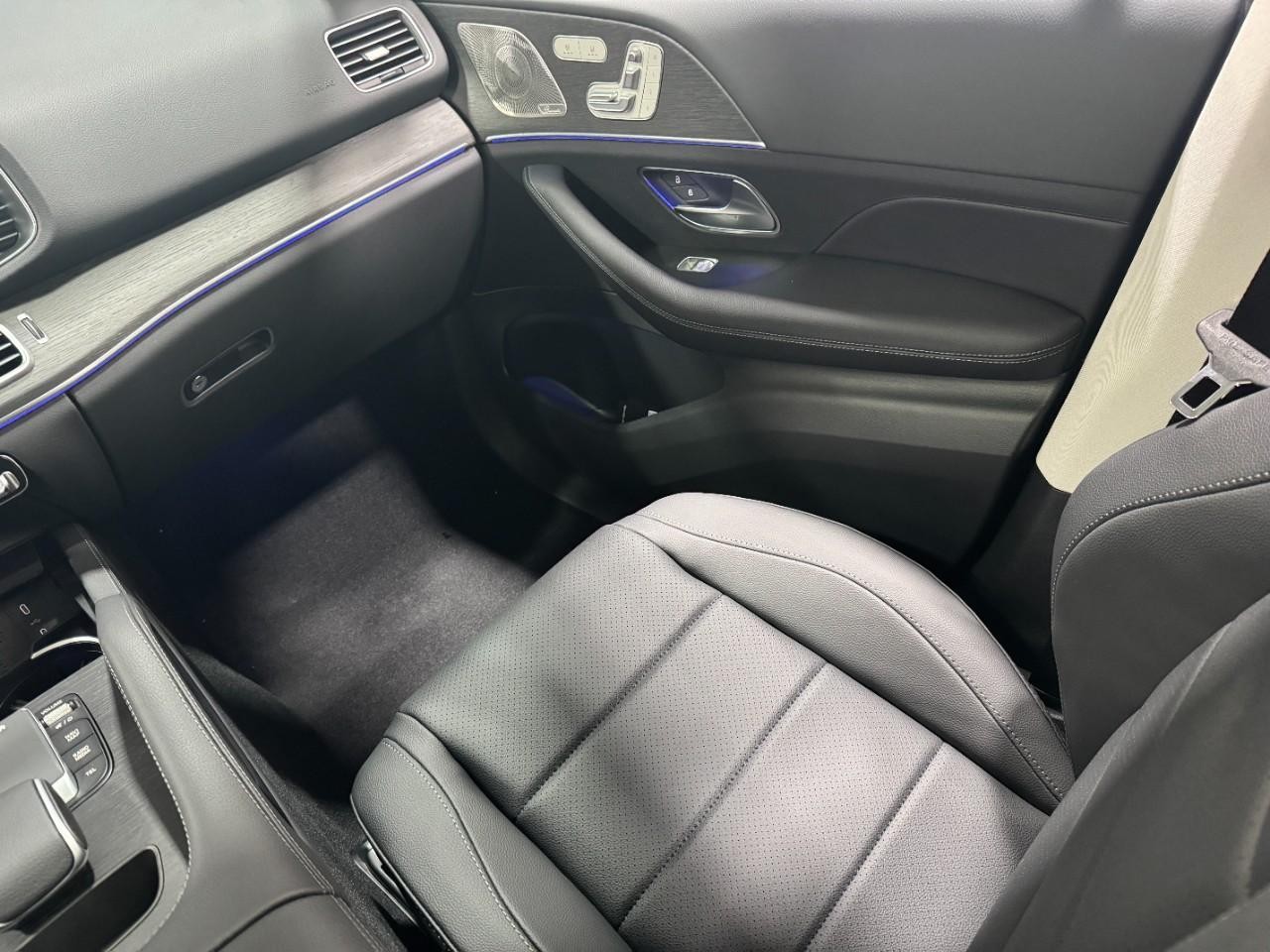 Mercedes-Benz GLE Vehicle Full-screen Gallery Image 17