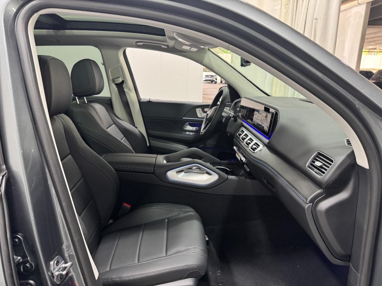 Mercedes-Benz GLE Vehicle Full-screen Gallery Image 18