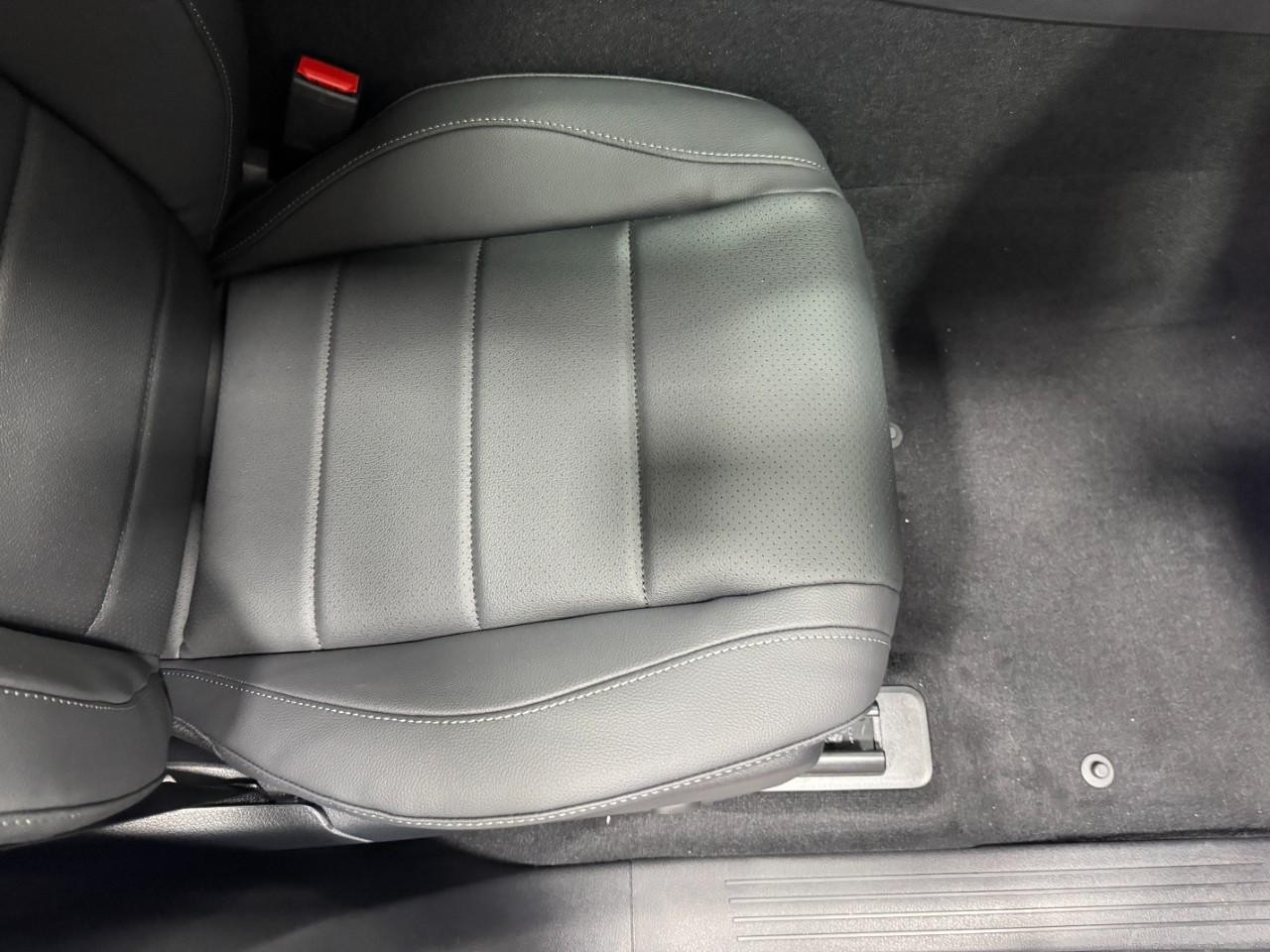 Mercedes-Benz GLE Vehicle Full-screen Gallery Image 19