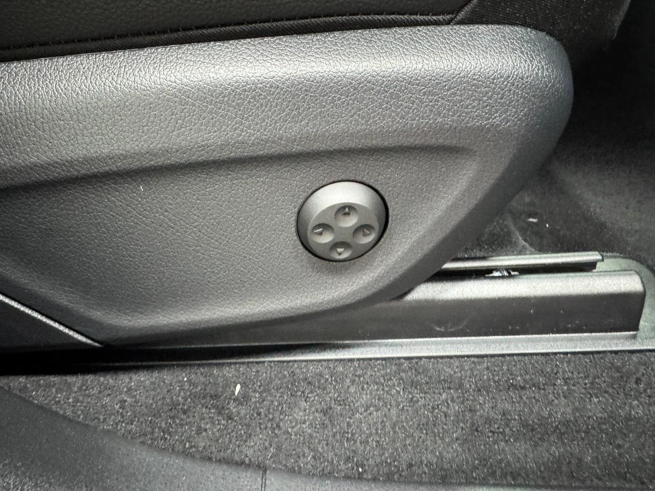 Mercedes-Benz GLE Vehicle Full-screen Gallery Image 20