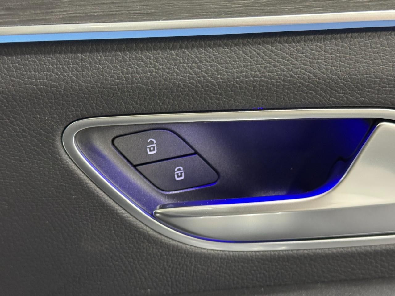 Mercedes-Benz GLE Vehicle Full-screen Gallery Image 22