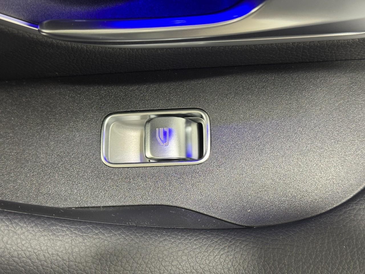 Mercedes-Benz GLE Vehicle Full-screen Gallery Image 23