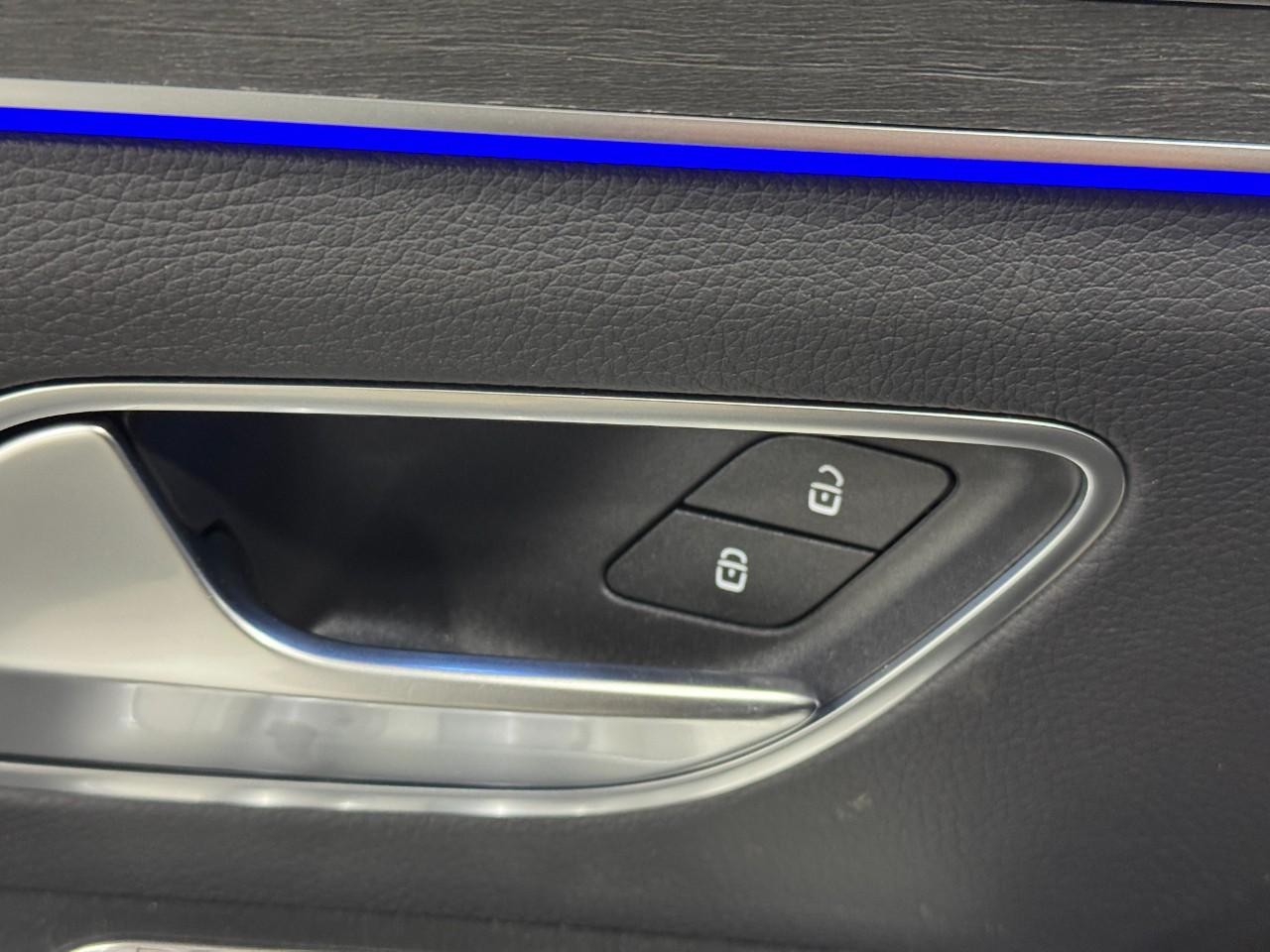 Mercedes-Benz GLE Vehicle Full-screen Gallery Image 26