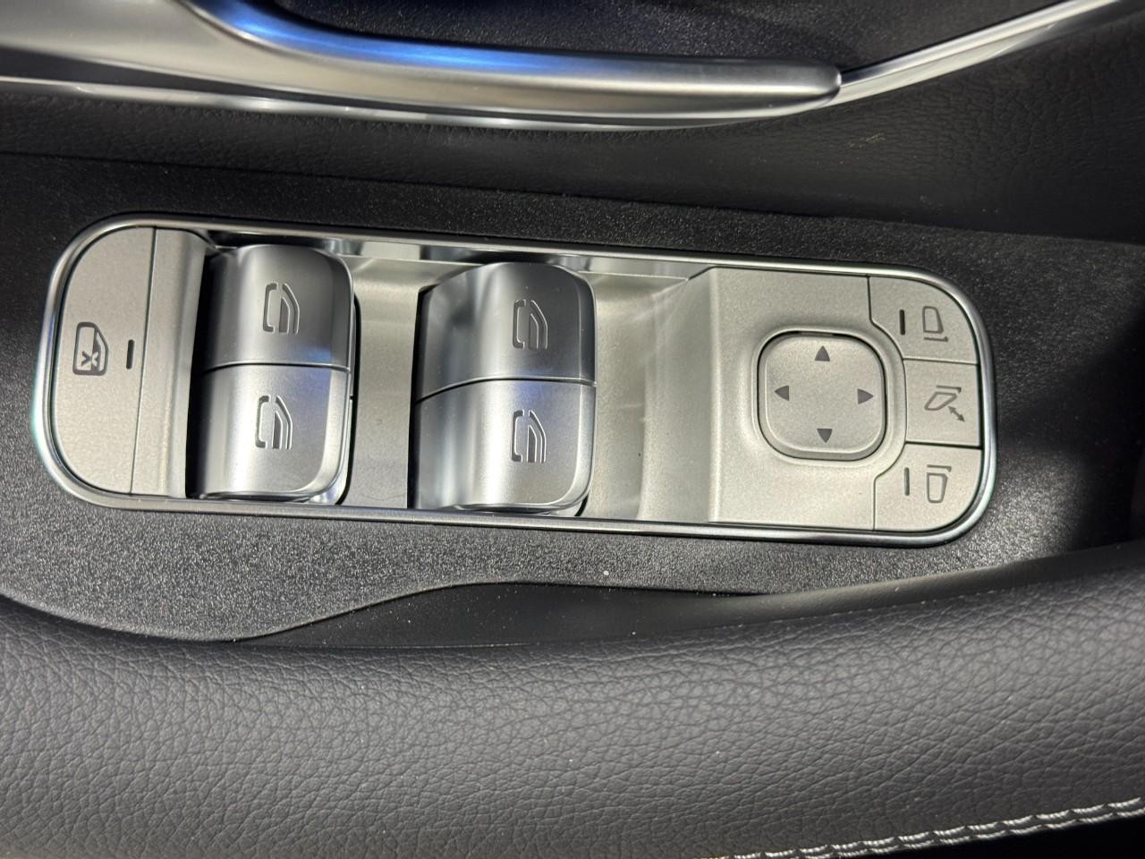 Mercedes-Benz GLE Vehicle Full-screen Gallery Image 27