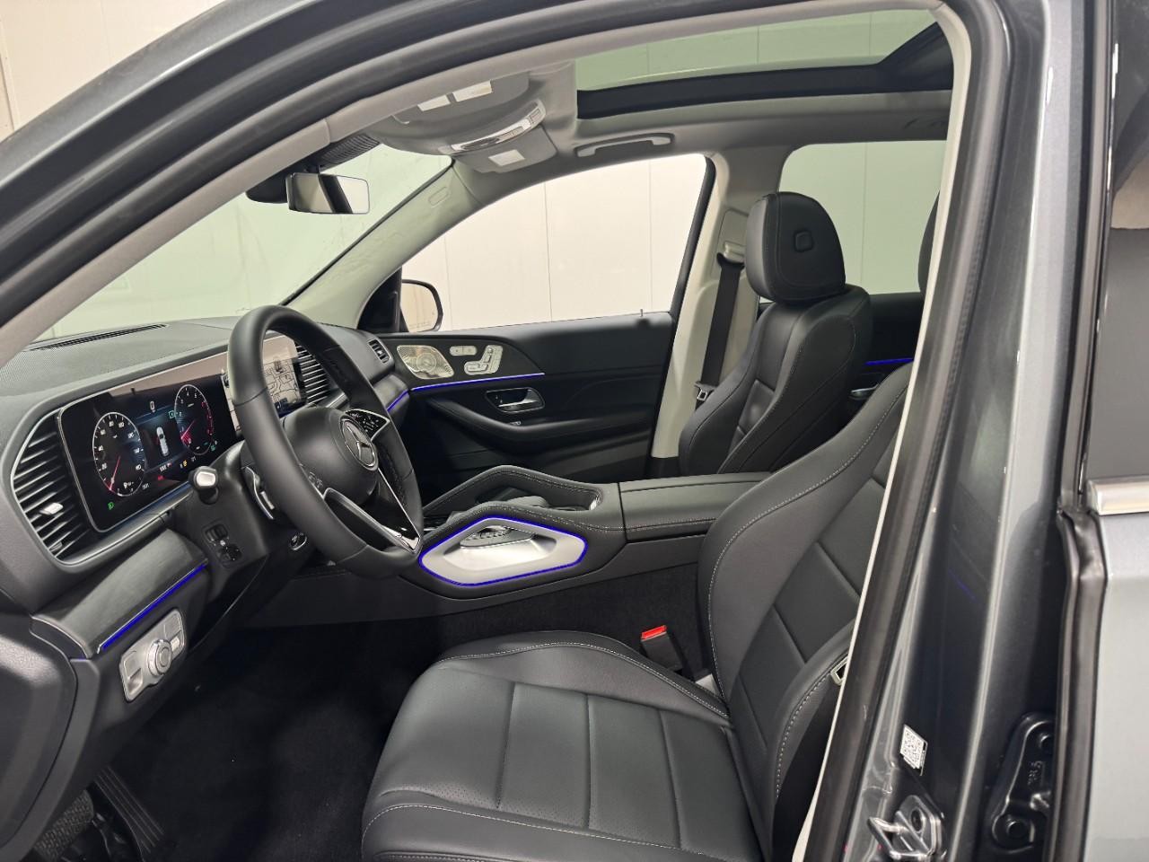 Mercedes-Benz GLE Vehicle Full-screen Gallery Image 29