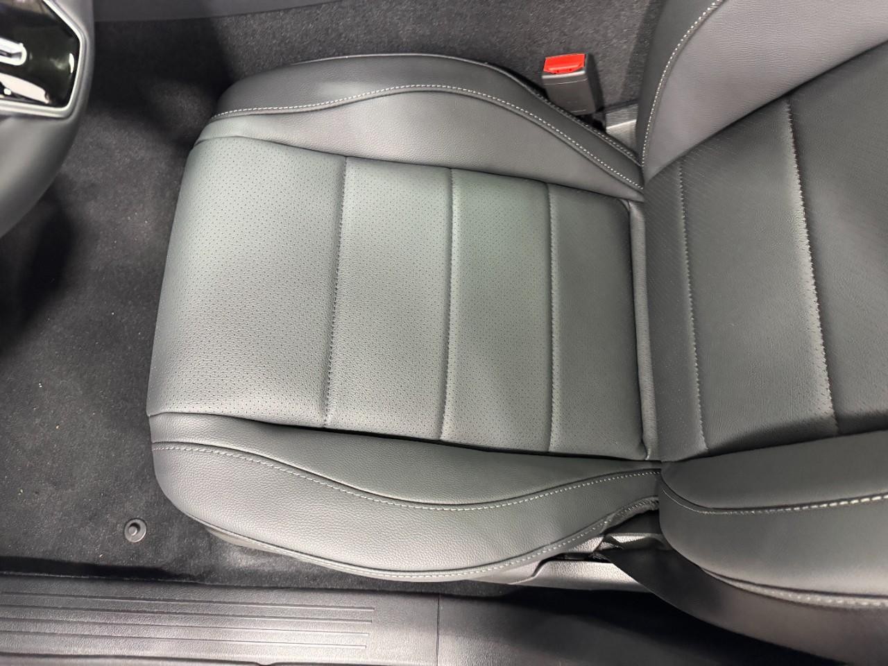 Mercedes-Benz GLE Vehicle Full-screen Gallery Image 30