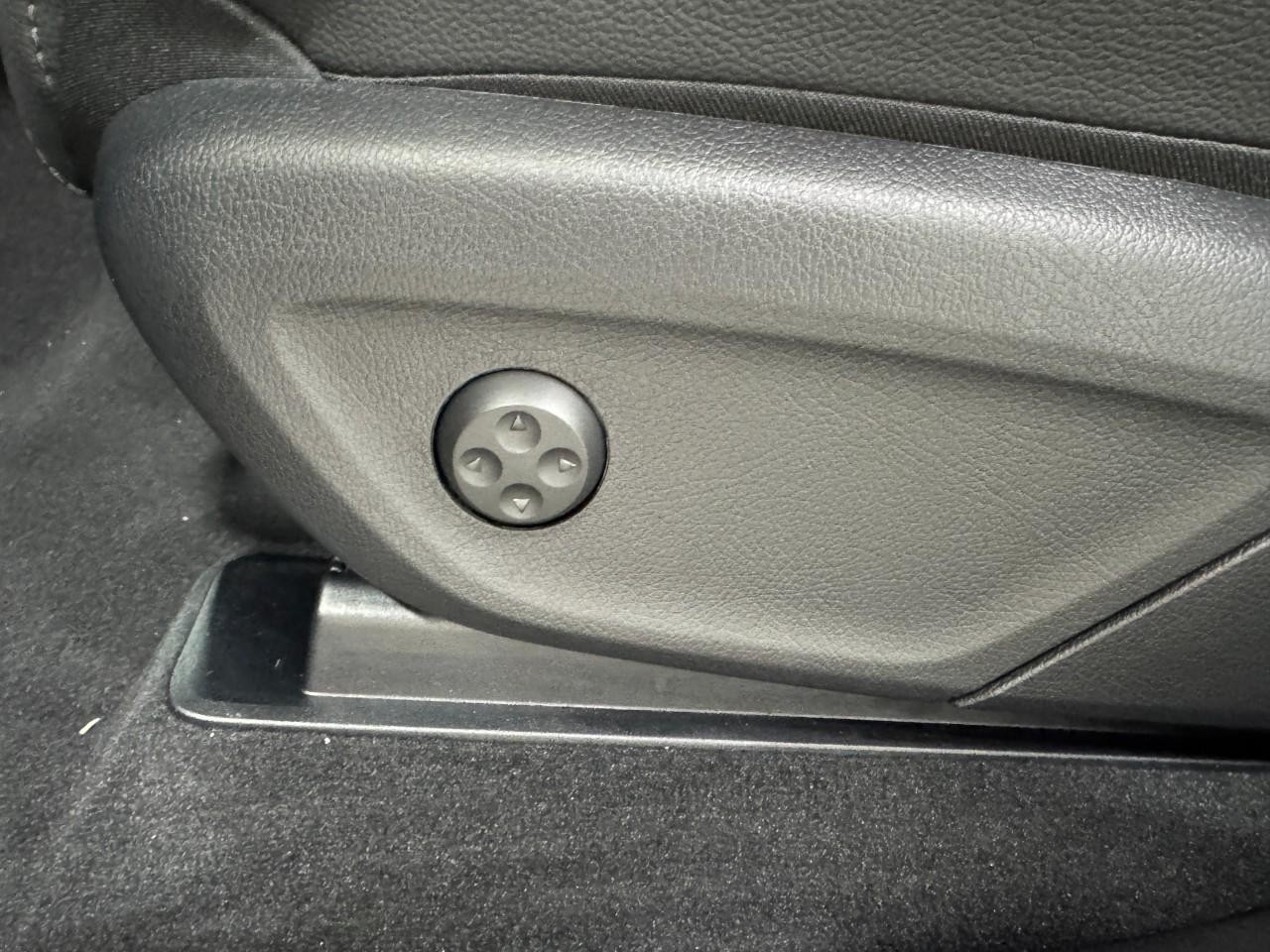 Mercedes-Benz GLE Vehicle Full-screen Gallery Image 31