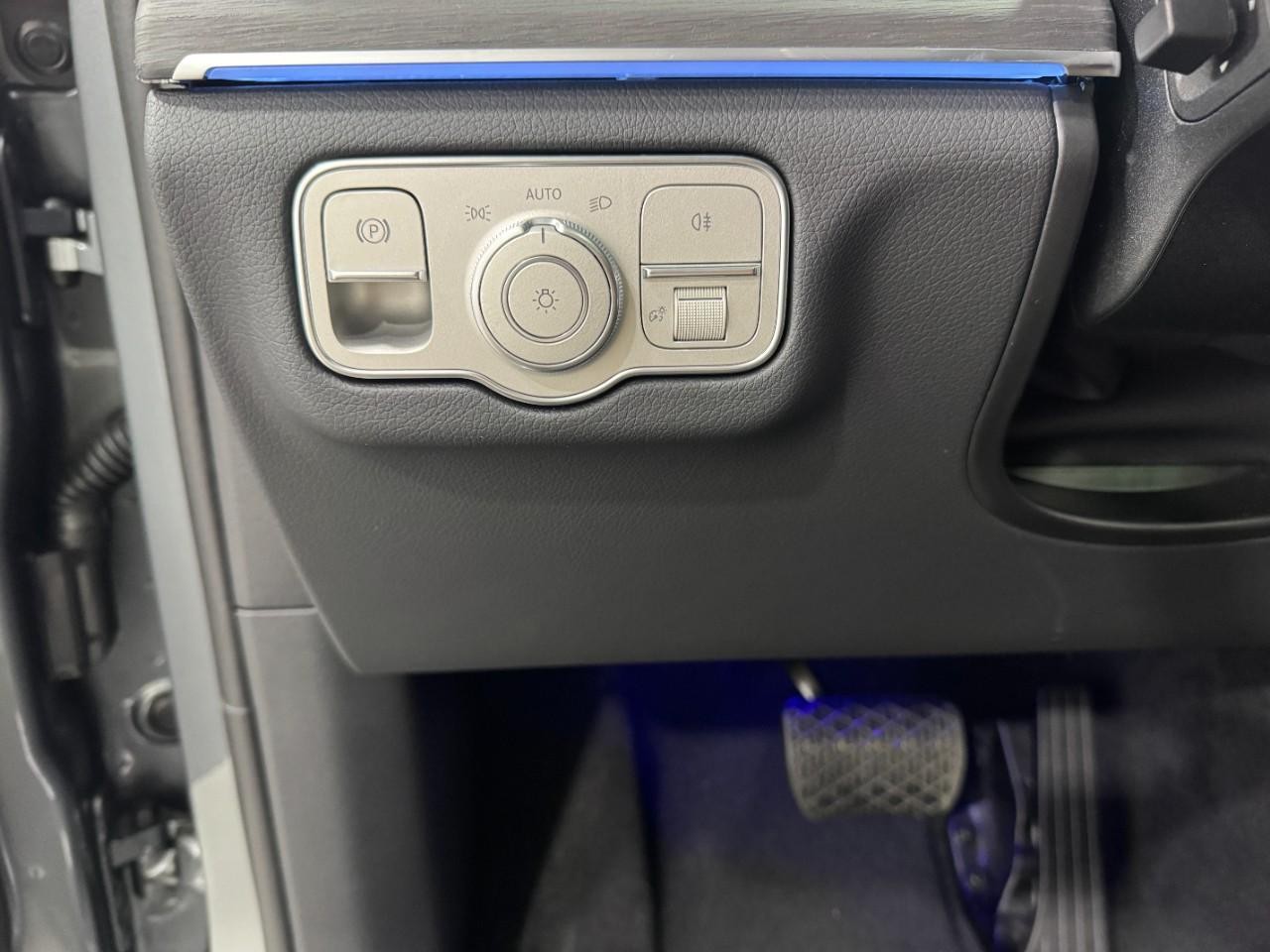 Mercedes-Benz GLE Vehicle Full-screen Gallery Image 32