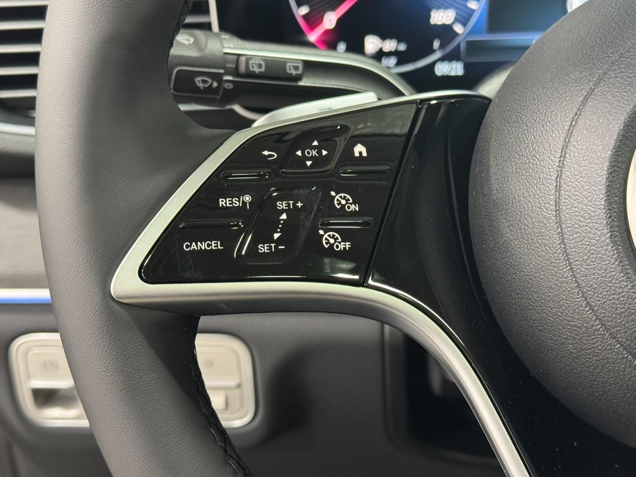 Mercedes-Benz GLE Vehicle Full-screen Gallery Image 33