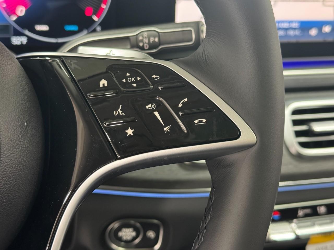 Mercedes-Benz GLE Vehicle Full-screen Gallery Image 34