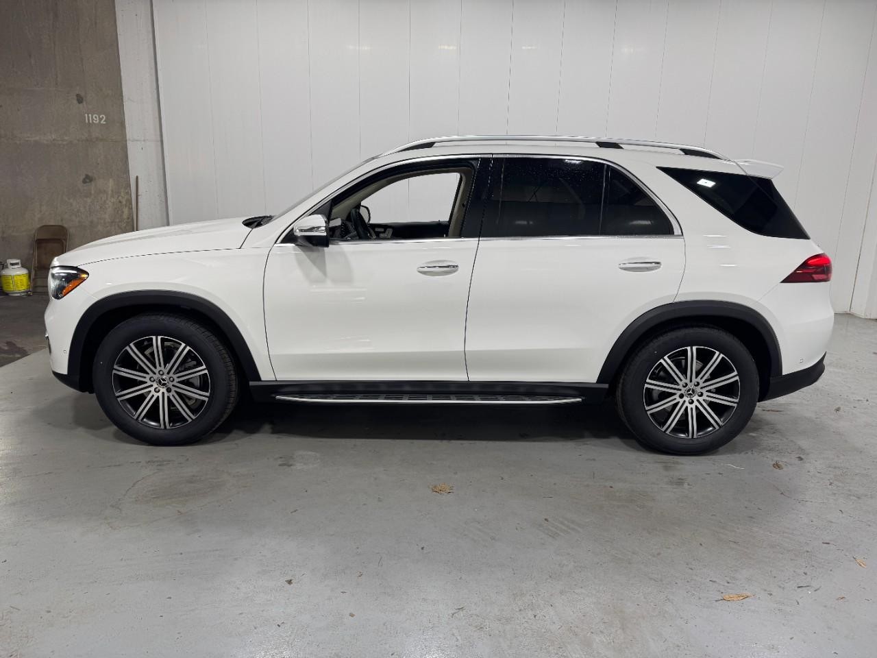 Mercedes-Benz GLE Vehicle Full-screen Gallery Image 2