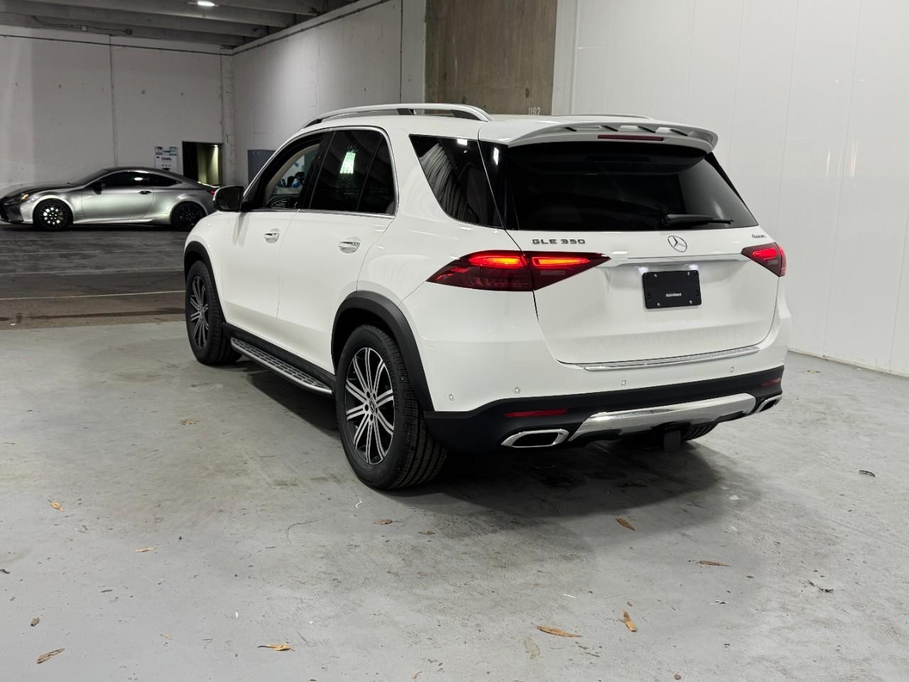 Mercedes-Benz GLE Vehicle Full-screen Gallery Image 3