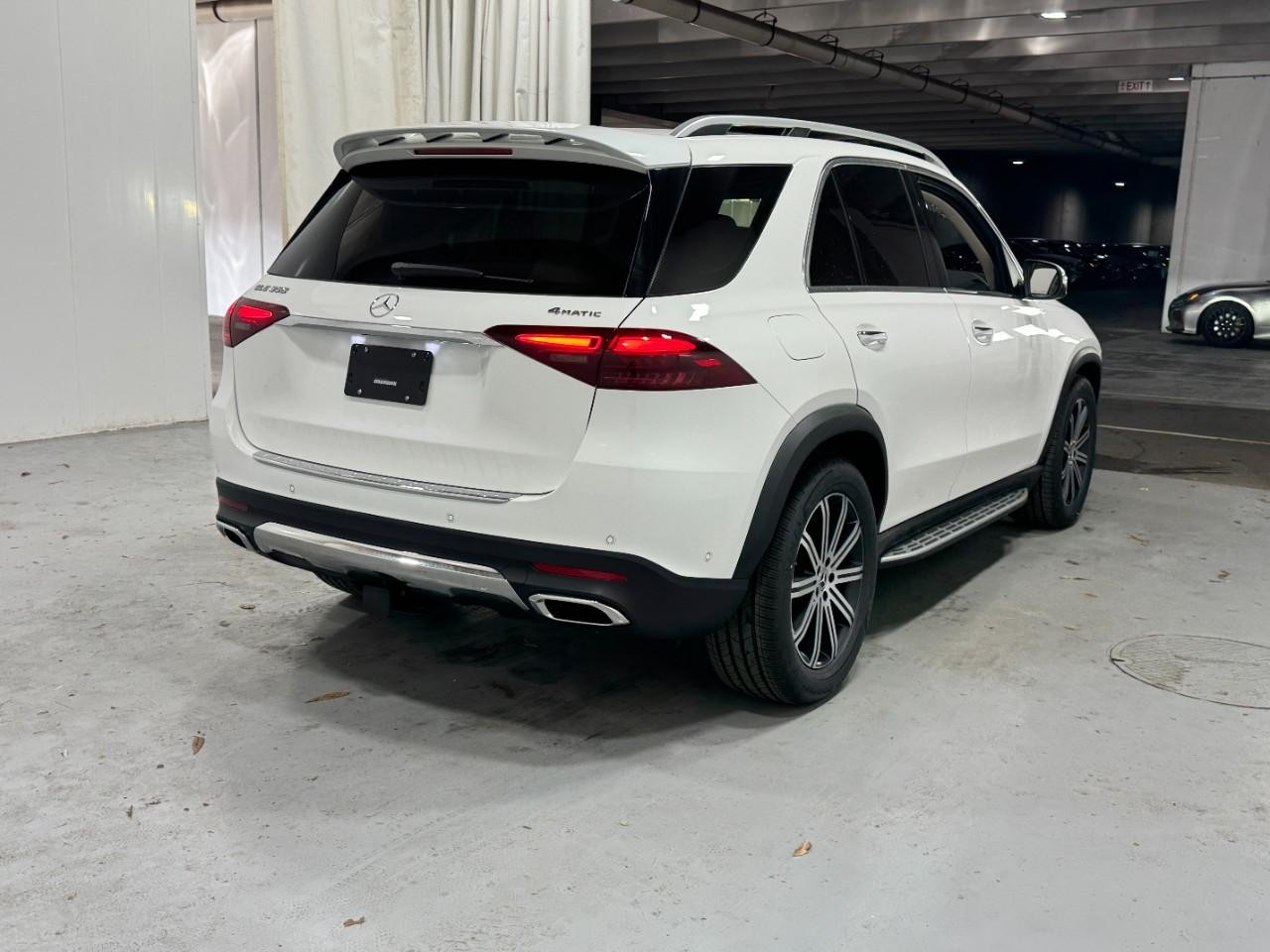 Mercedes-Benz GLE Vehicle Full-screen Gallery Image 4