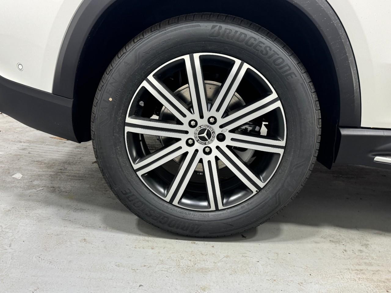 Mercedes-Benz GLE Vehicle Full-screen Gallery Image 5