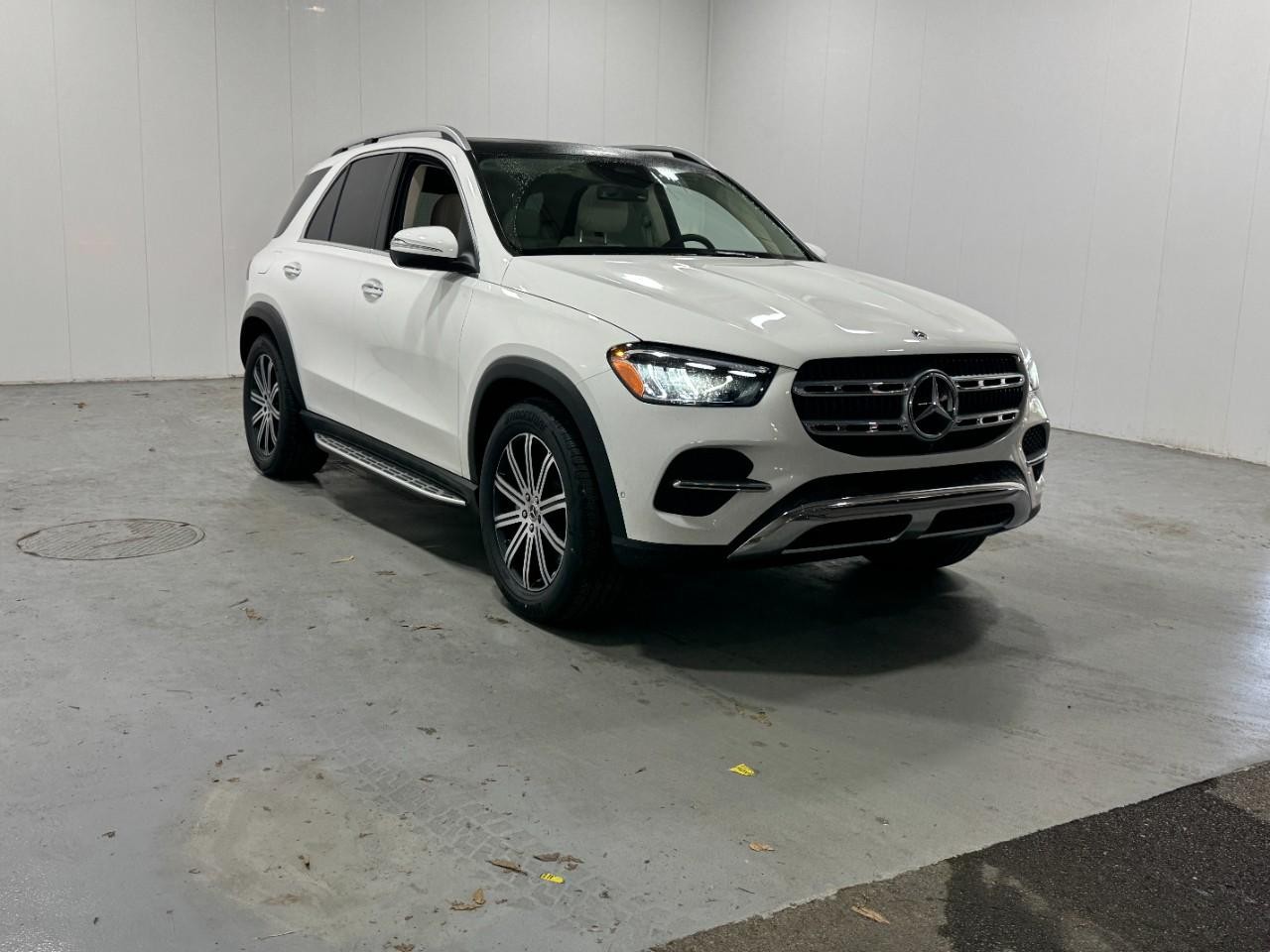 Mercedes-Benz GLE Vehicle Full-screen Gallery Image 6