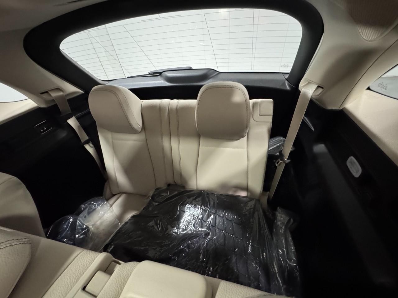 Mercedes-Benz GLE Vehicle Full-screen Gallery Image 8