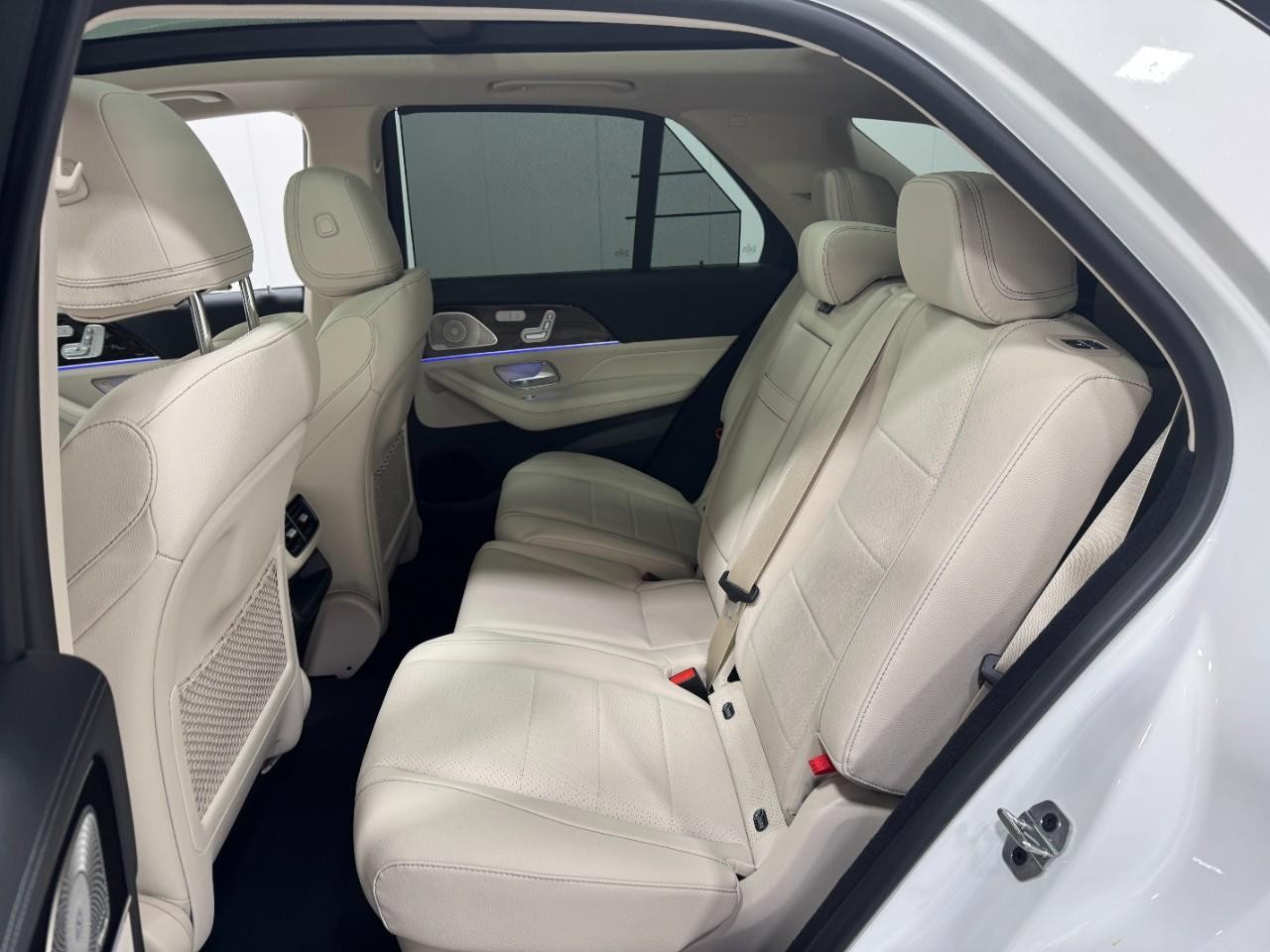 Mercedes-Benz GLE Vehicle Full-screen Gallery Image 9