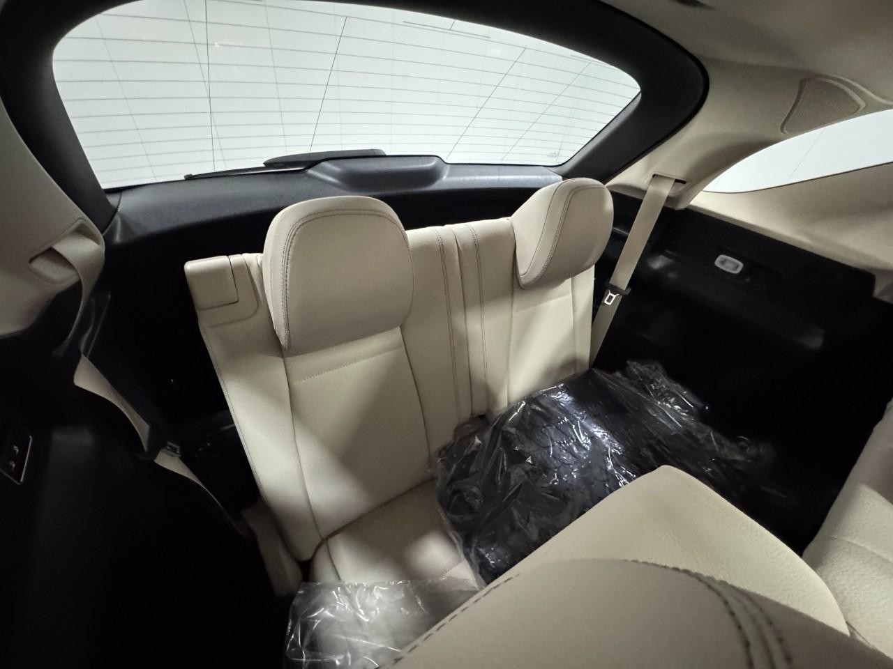 Mercedes-Benz GLE Vehicle Full-screen Gallery Image 11