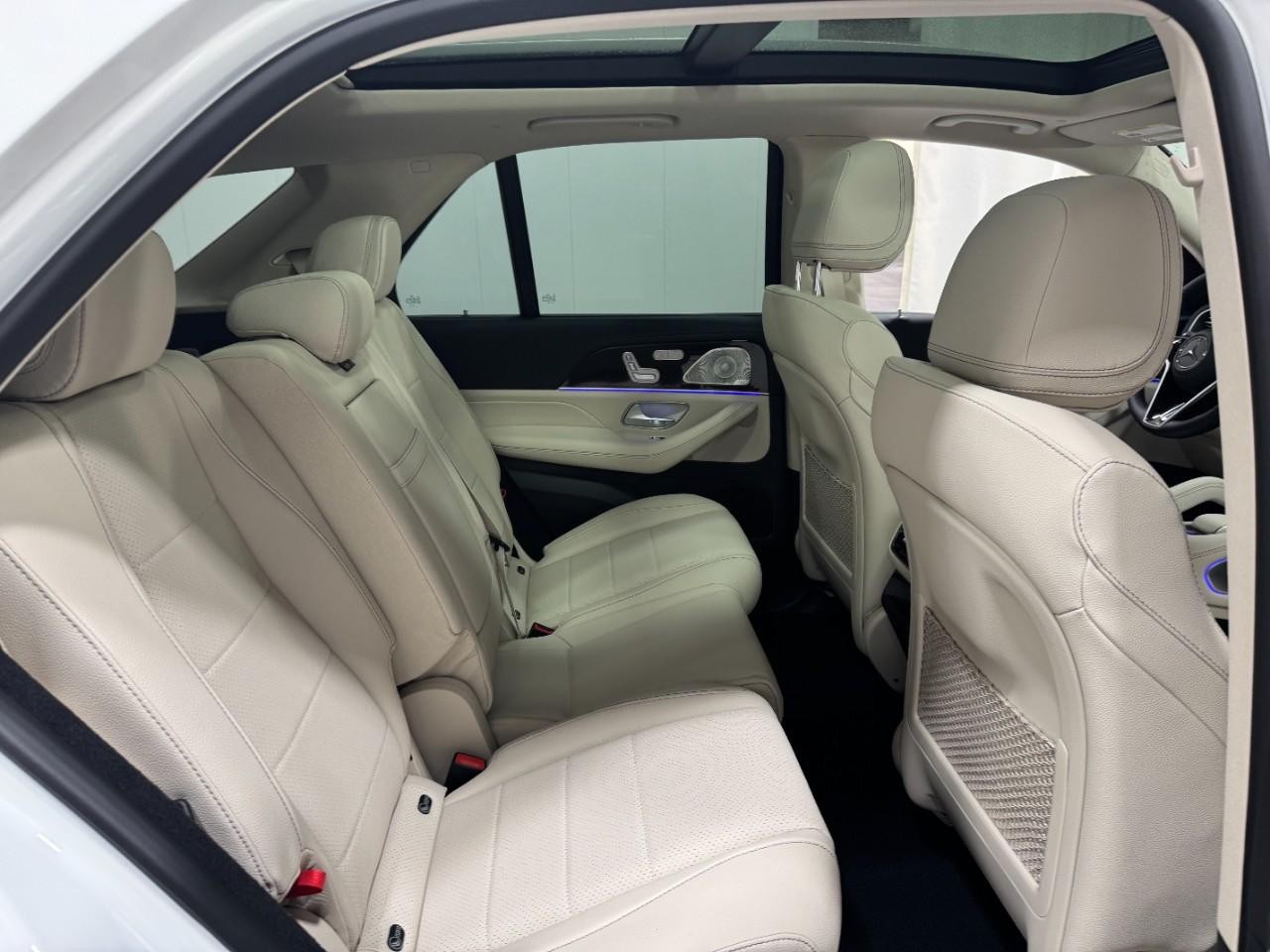 Mercedes-Benz GLE Vehicle Full-screen Gallery Image 12