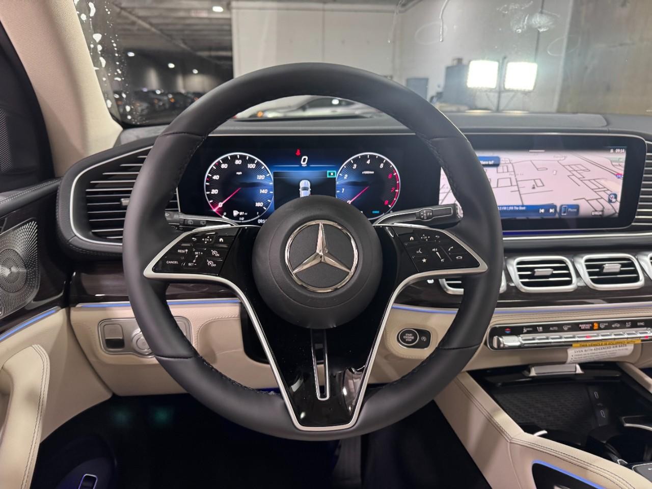 Mercedes-Benz GLE Vehicle Full-screen Gallery Image 15