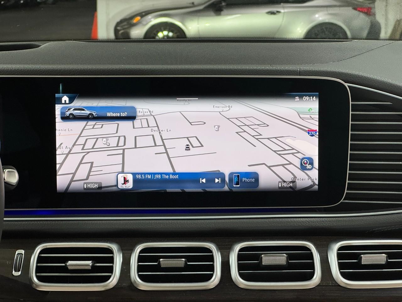 Mercedes-Benz GLE Vehicle Full-screen Gallery Image 16