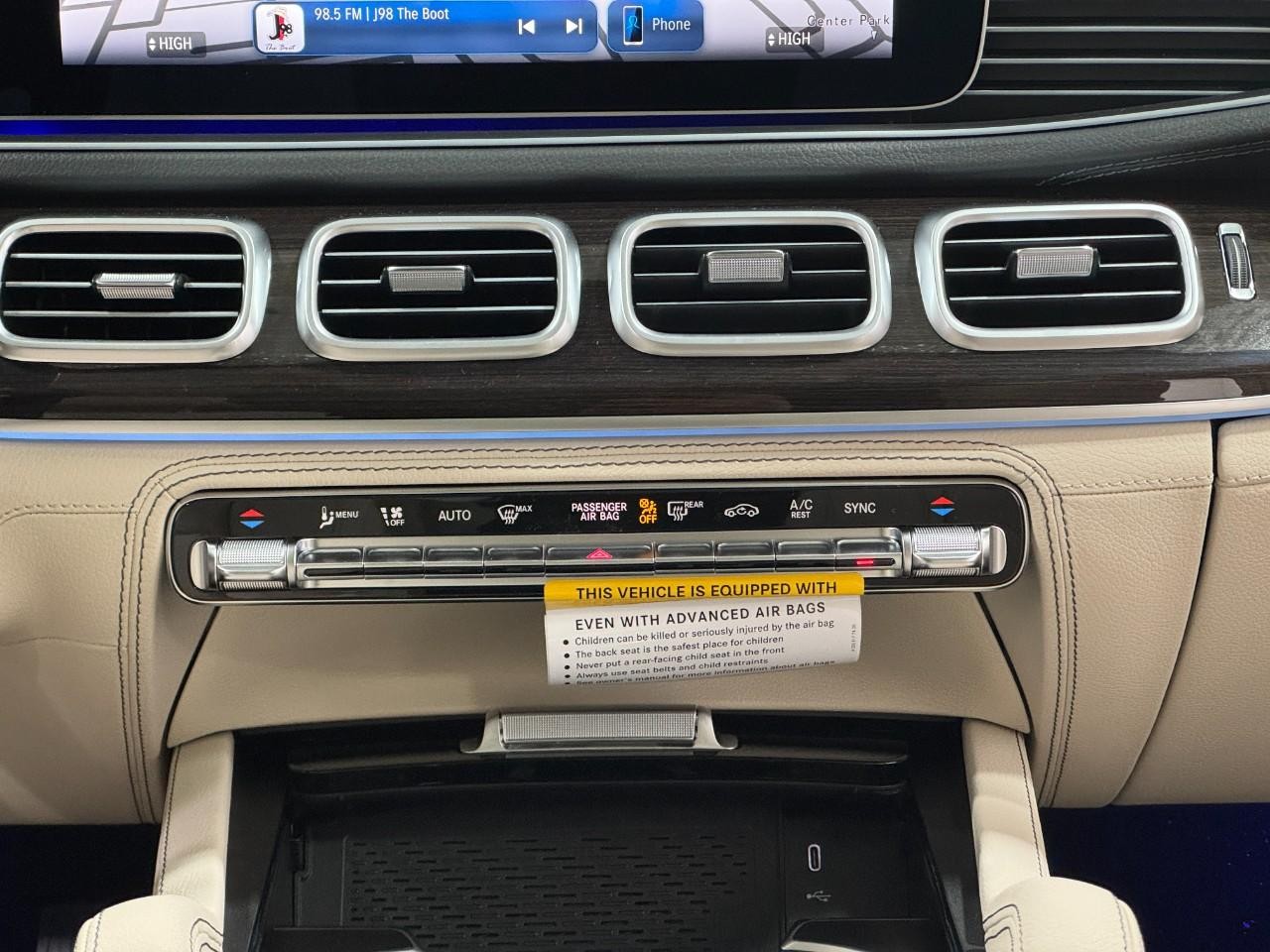 Mercedes-Benz GLE Vehicle Full-screen Gallery Image 17