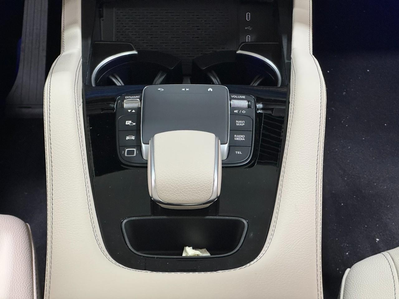 Mercedes-Benz GLE Vehicle Full-screen Gallery Image 18