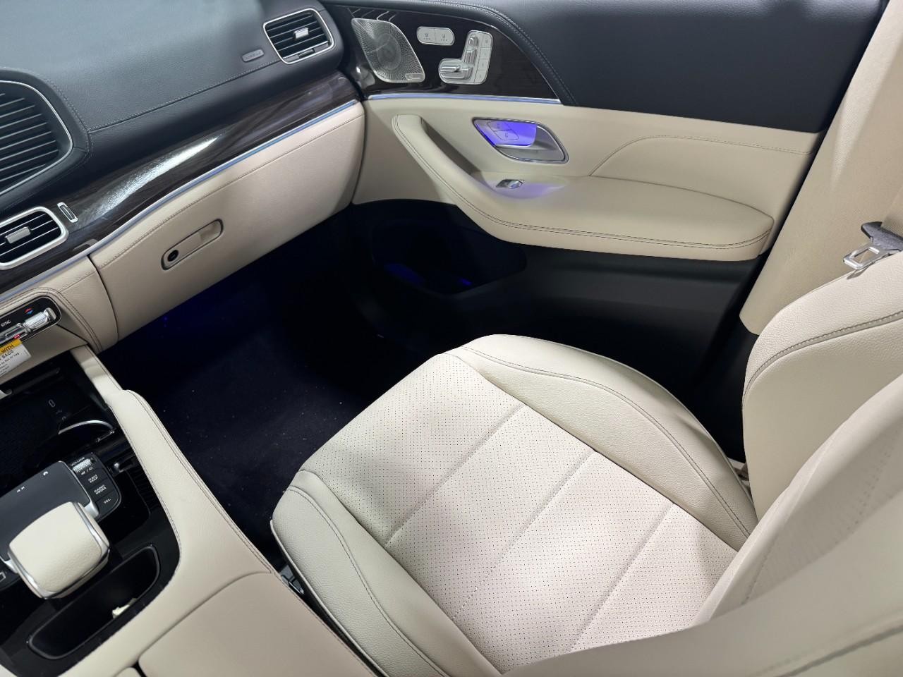 Mercedes-Benz GLE Vehicle Full-screen Gallery Image 19