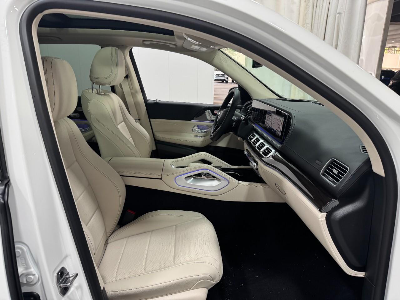 Mercedes-Benz GLE Vehicle Full-screen Gallery Image 20